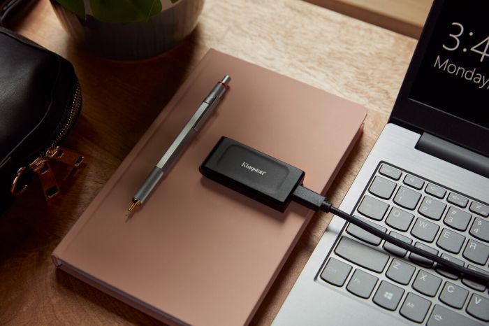 Накопичувач зовнішній SSD Portable USB 1.0ТB Kingston SXS1000 Black (SXS1000/1000G)